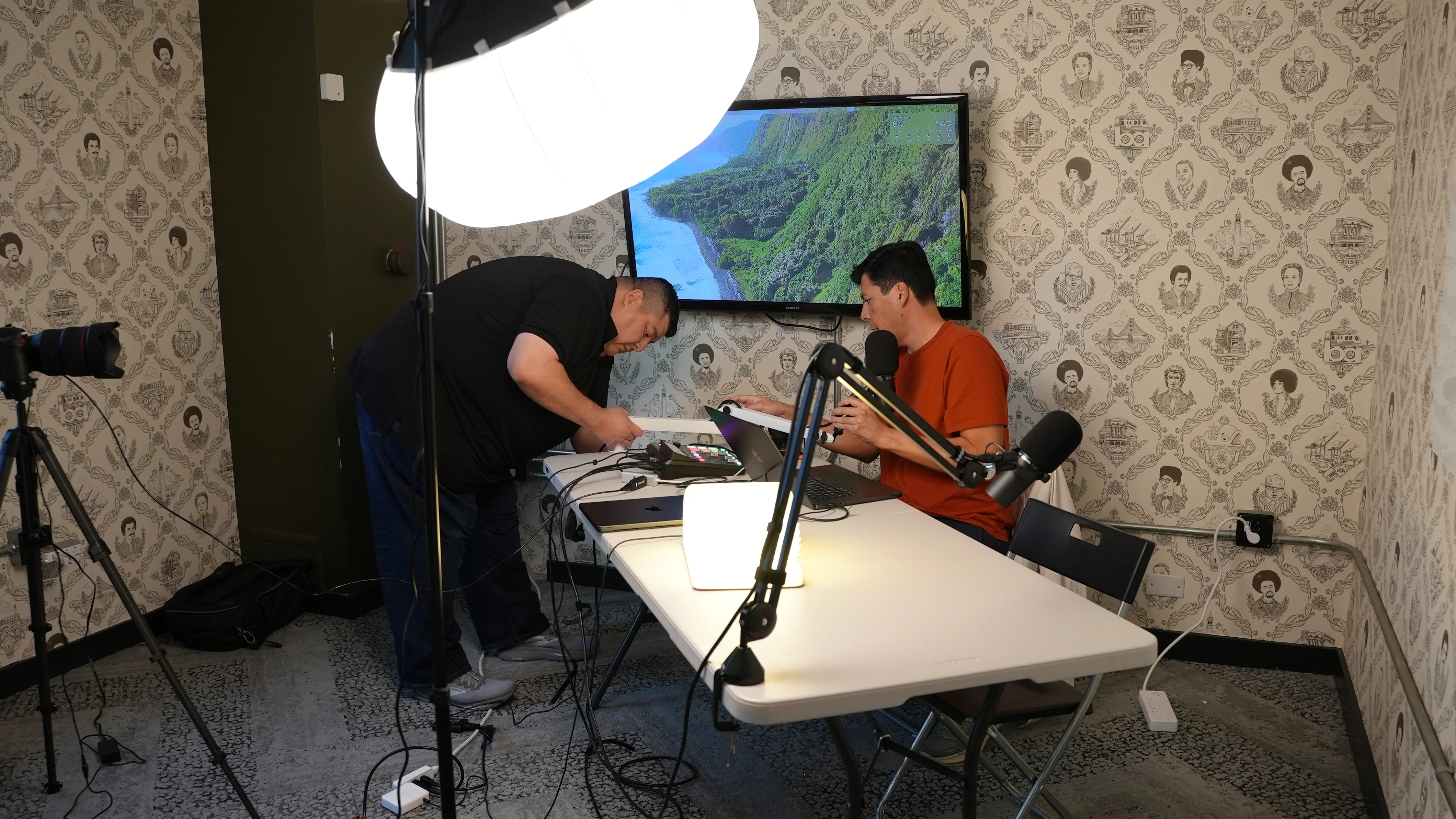 π¦ Behind the shells: Getting this podcast episode just right takes some serious claw-ordination! ποΈβ¨