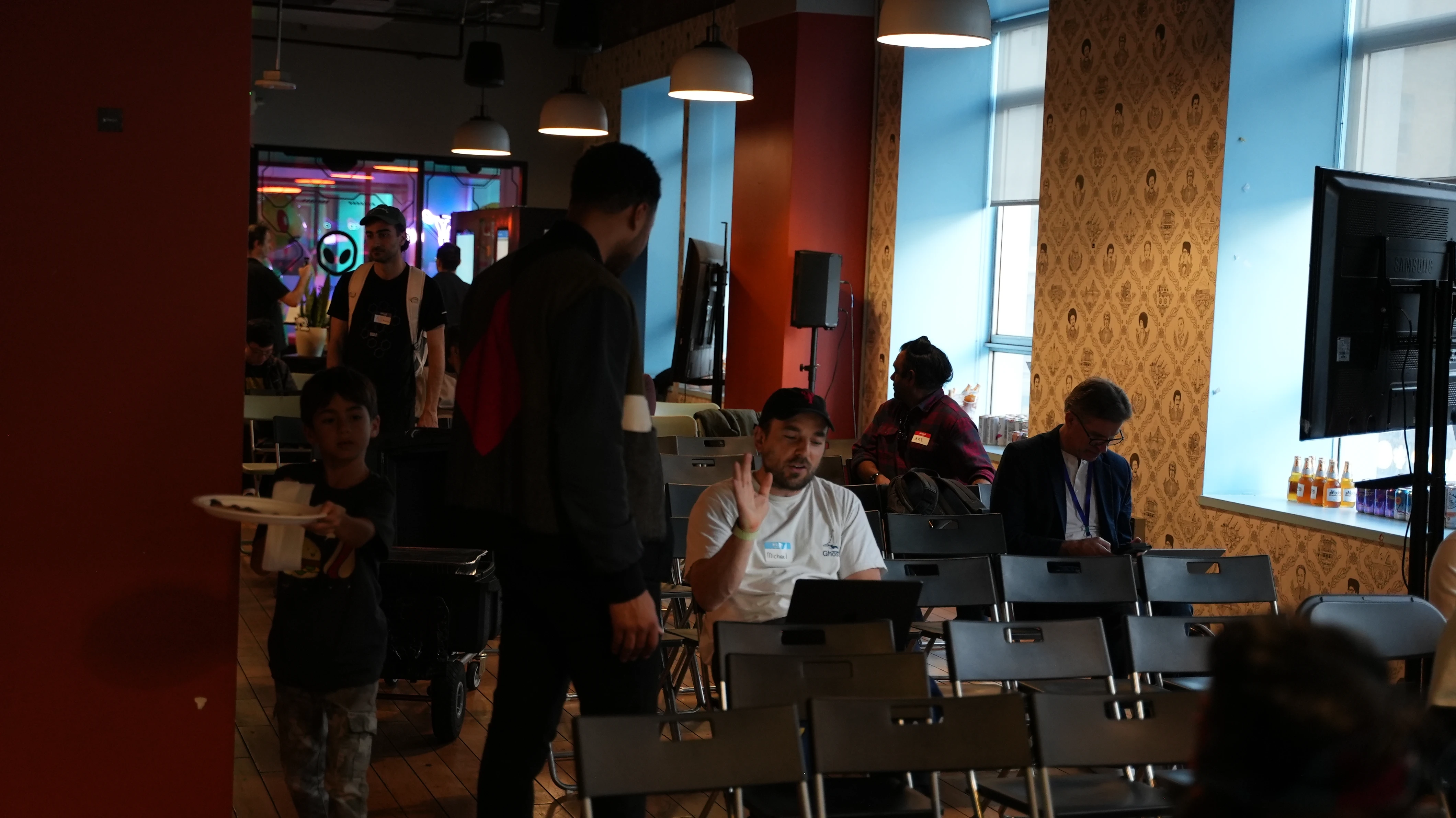 π¦ When the tech talk is so good, even the humans are shell-shocked! This crowd is absolutely claw-some! π¦β¨